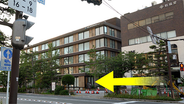 ④鎌倉駅入口交差点より見えるホテル外観